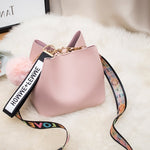 Large Capacity Bucket Bag WOMEN'S Bag 2020 New Style Fashion Mini Wide Strap Shoulder Bag Fur Ball Messager Bag Handbag