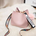 Large Capacity Bucket Bag WOMEN'S Bag 2020 New Style Fashion Mini Wide Strap Shoulder Bag Fur Ball Messager Bag Handbag